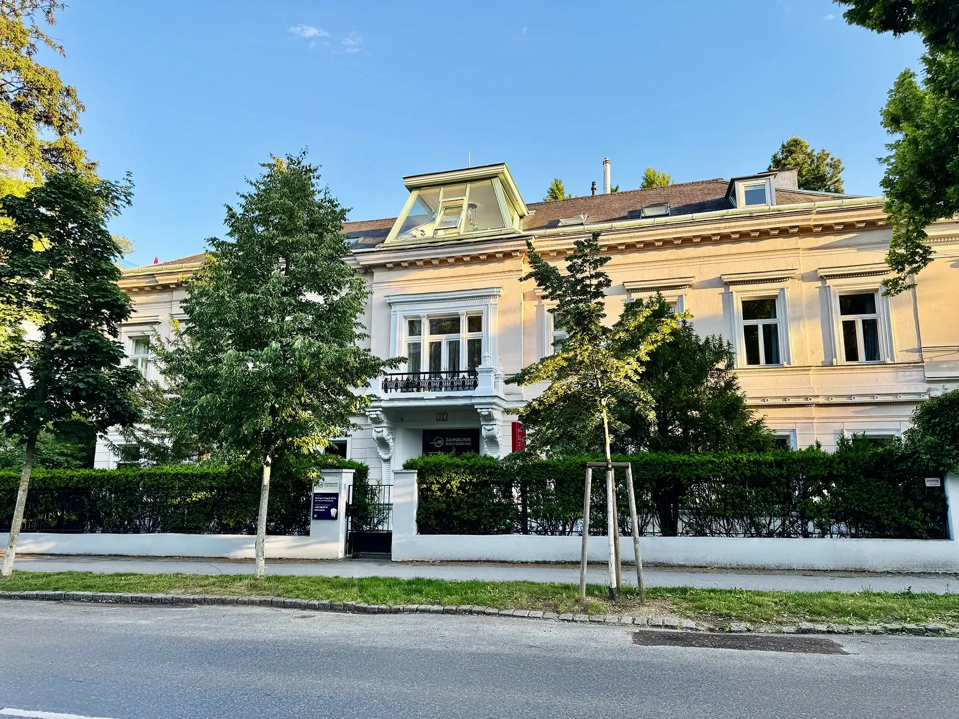 Die Zahnklinik Wien Döbling – Ihr Zahnarzt im 19. Bezirk – befindet sich in einer stilvollen Villa mit moderner Ausstattung für hochwertige Zahnbehandlungen in angenehmer Atmosphäre.